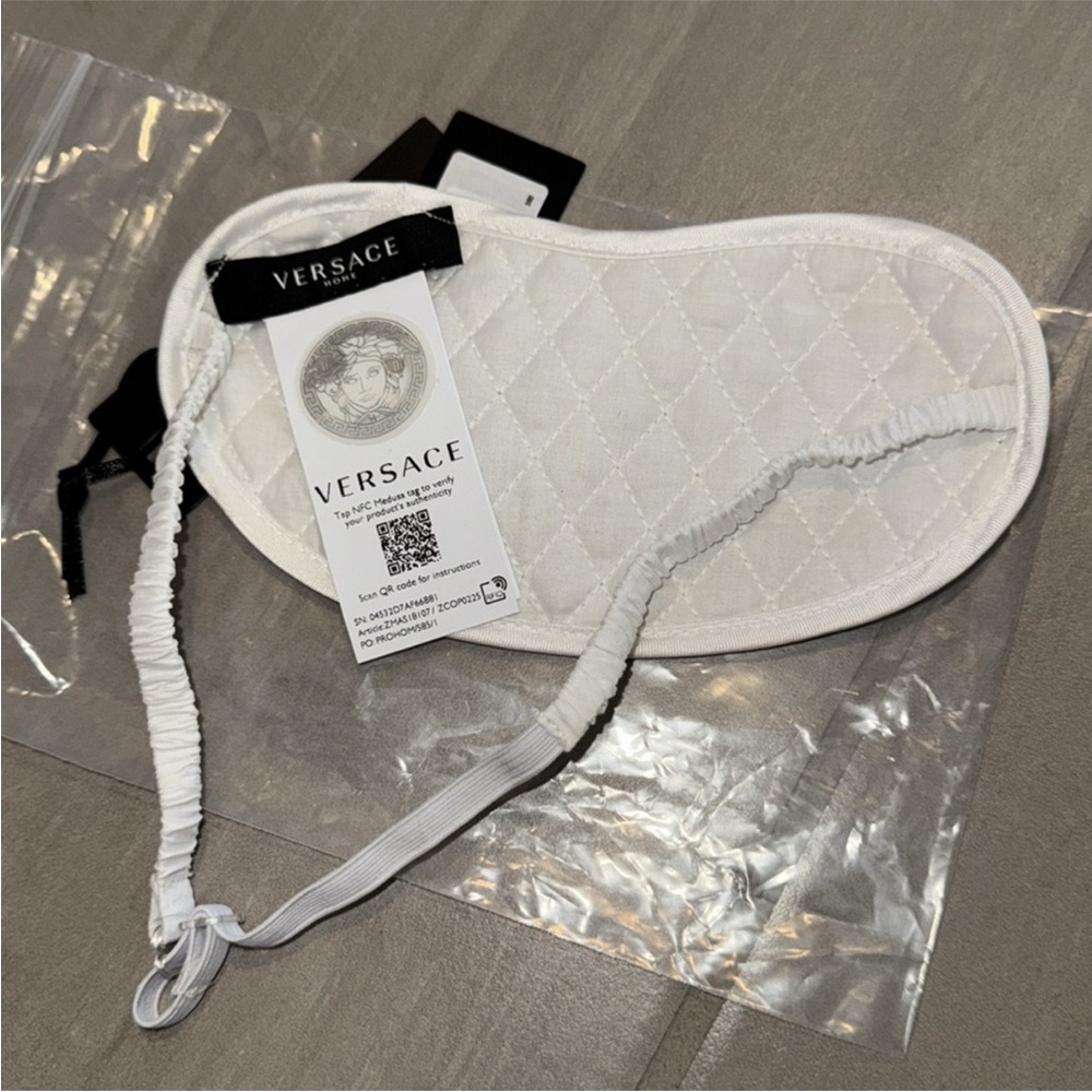 NWT Versace Medusa Amplified eye mask & lil book of Versace - Picture 5 of 5